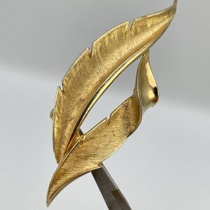 Vintage Gold Tone Leaf Brooch Pin Statement Retro Classic Timeless